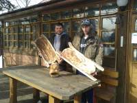 hosté před barem nabízejí své výrobky za pivo hosté před barem nabízejí své výrobky za pivo