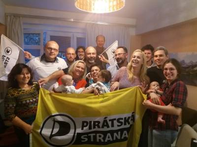 Piráti Praha10 a jejich příznivci oslavují výsledek